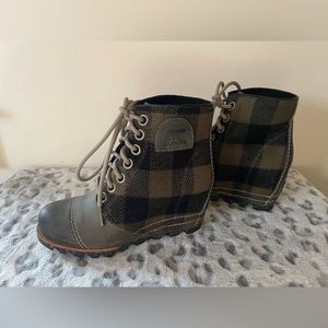 Sorel size 5 green wedge boots